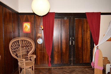 <p>In de eetzaal is de meer dan manshoge lambrisering uit 1934 nog geheel aanwezig. De triplexplaten van Frans notenhout geven een zeer fraaie houtstructuur te zien.</p>

